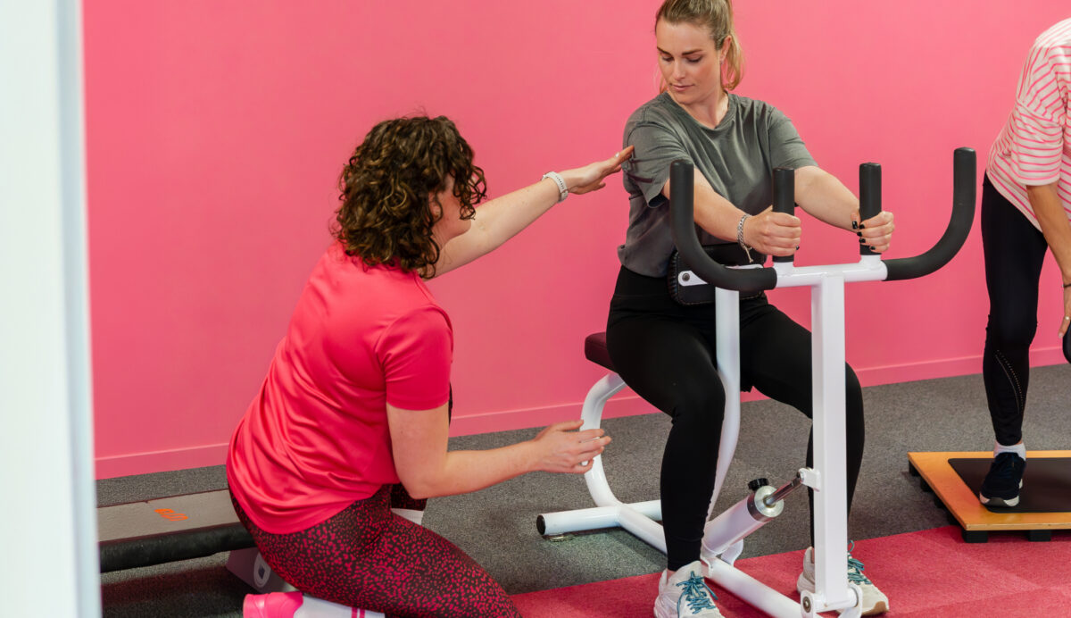 Vrouw krijgt begeleiding bij 30 minuten krachttraining