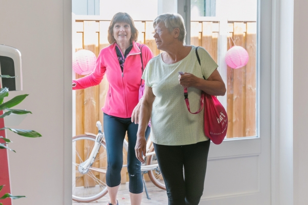 Vrouwen lopen een sportschool binnen om starten met sporten makkelijker te maken.