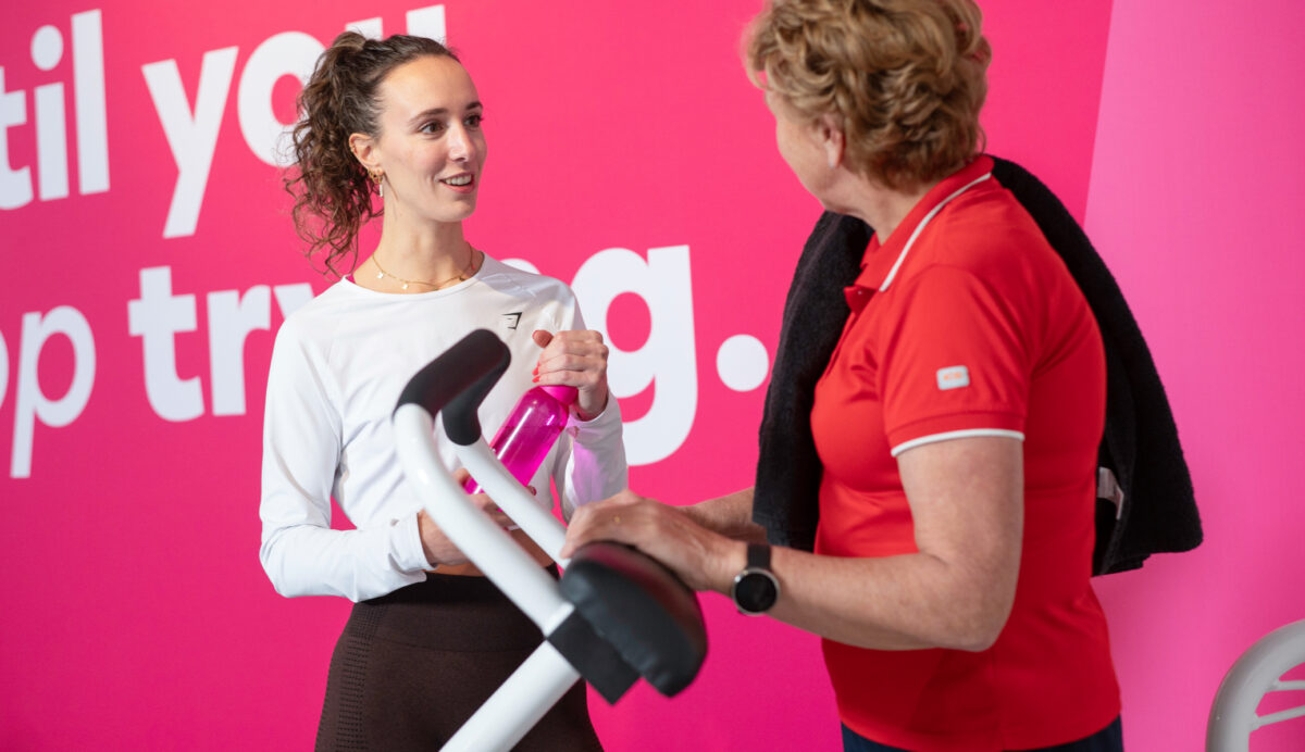 Twee vrouwen kletsen na de training in een women-only sportschool, voldaan na slim sporten volgens hun hormonale cyclus